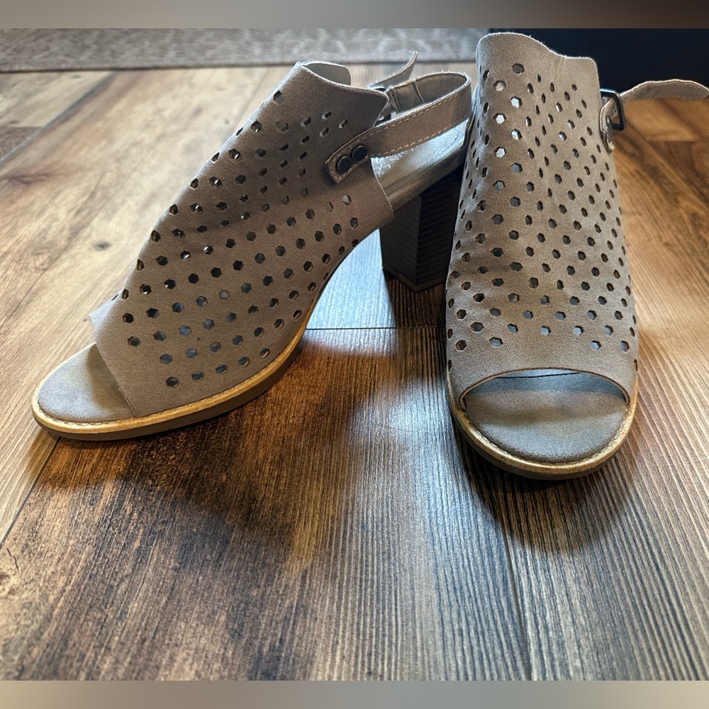 ⭐️White Mountain Peep Toe Perforated Cut Out Chunky High Heel Sandal Gray  9.5